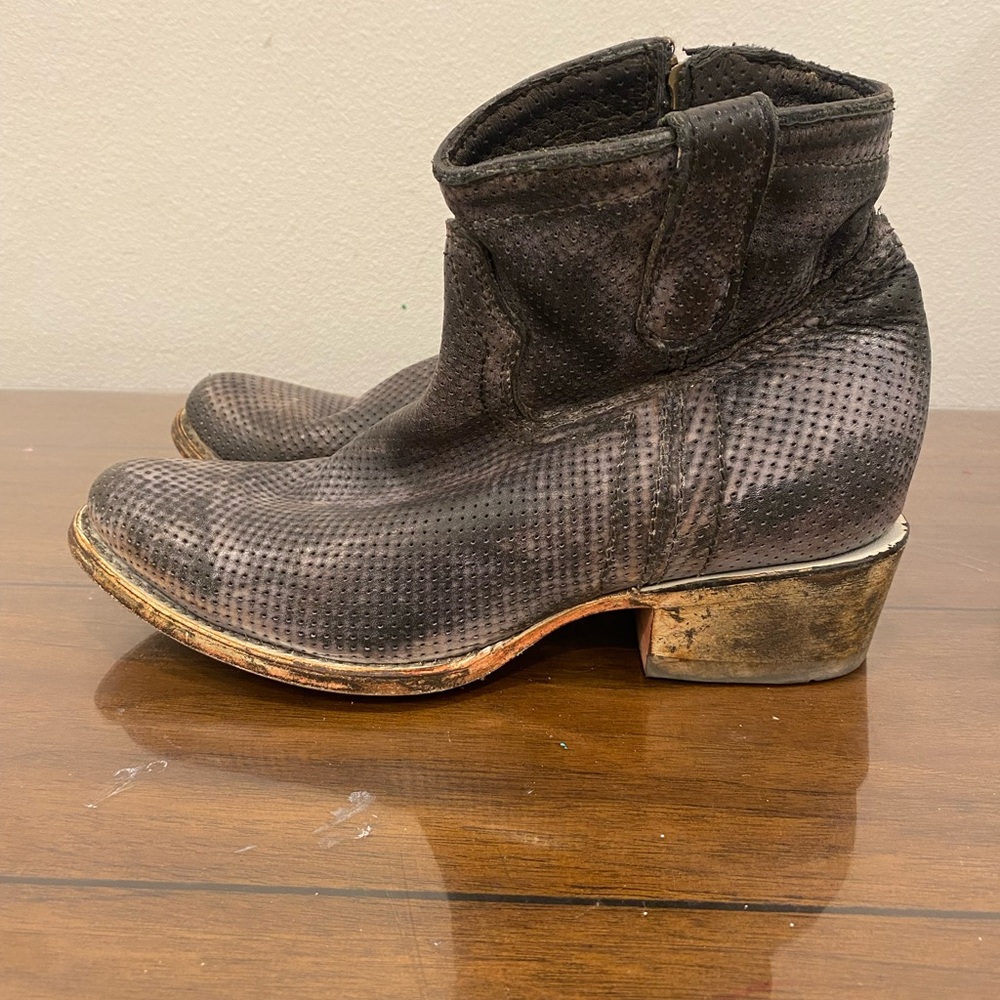 Buckle corral
Black grey women’s Textured Sole Footwear booties 8.5